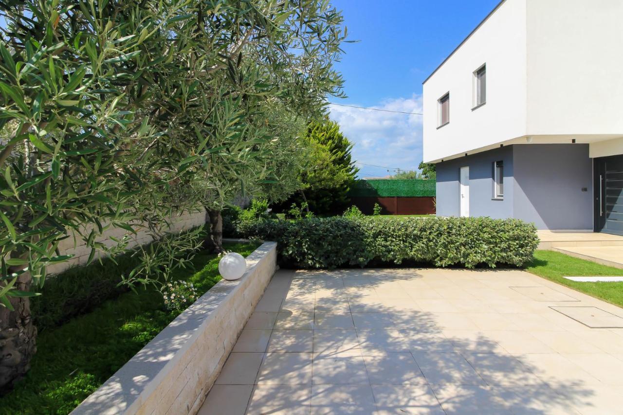 Modern Villa Nerina With Private Pool Near Pula Bagian luar foto