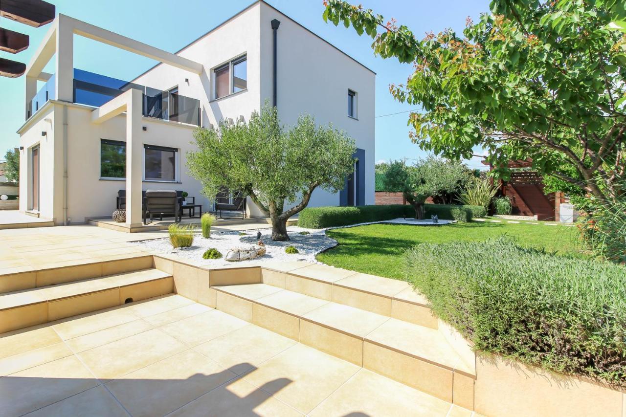 Modern Villa Nerina With Private Pool Near Pula Bagian luar foto