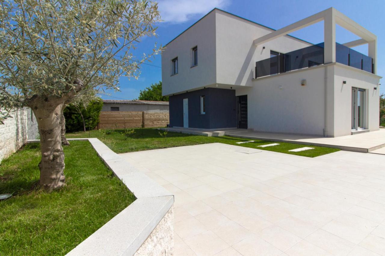 Modern Villa Nerina With Private Pool Near Pula Bagian luar foto