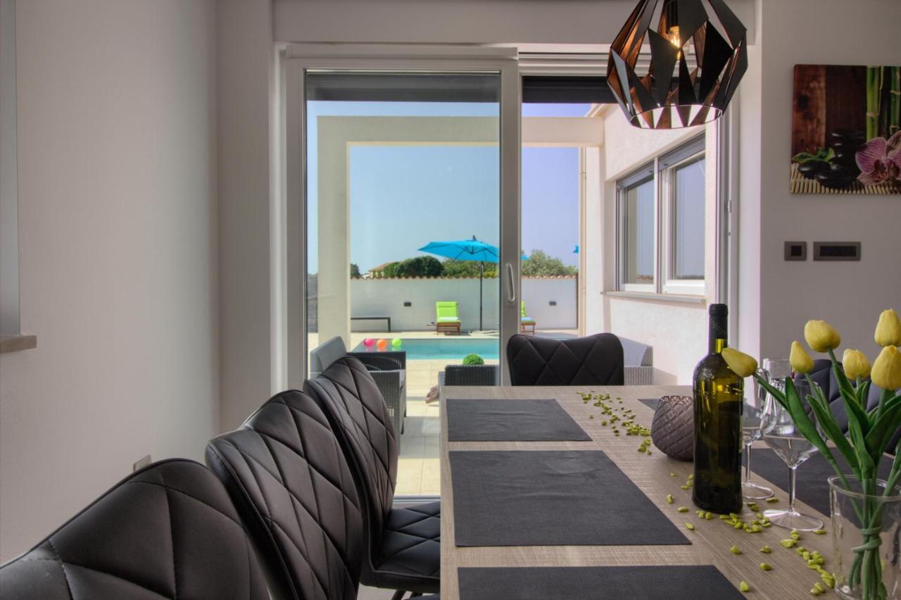 Modern Villa Nerina With Private Pool Near Pula Bagian luar foto